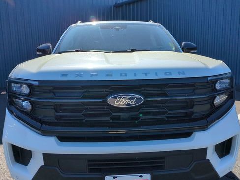 Certified 2025 Ford Expedition Active image 3
