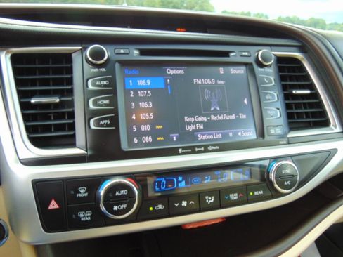 Used 2016 Toyota Highlander XLE FWD image 11