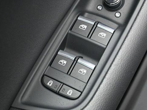 Used 2023 Audi Q8 Premium image 13