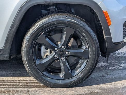 Used 2024 Jeep Grand Cherokee L Altitude AWD/4WD image 17