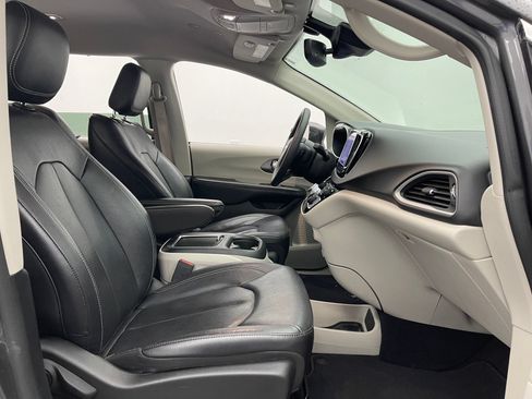 Used 2022 Chrysler Pacifica Touring-L FWD image 32