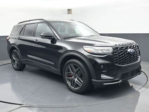 Used 2025 Ford Explorer ST-Line w/ ST-Line Street Pack AWD/4WD image 2