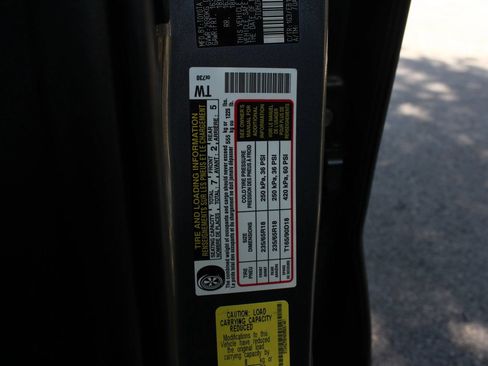 Used 2021 Toyota Highlander XLE AWD/4WD image 36