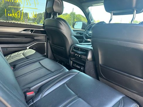 Used 2025 Jeep Wagoneer 4WD image 14