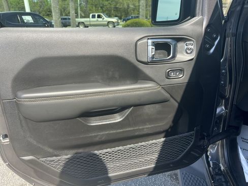 Used 2025 Jeep Gladiator Sport image 14