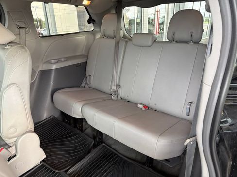 Used 2019 Toyota Sienna XLE w/ XLE Navigation Package AWD/4WD image 12