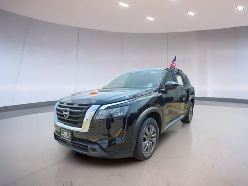 Used 2024 Nissan Pathfinder SV AWD/4WD image 2