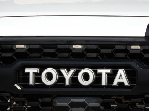 Used 2021 Toyota Tacoma SR5 RWD image 7