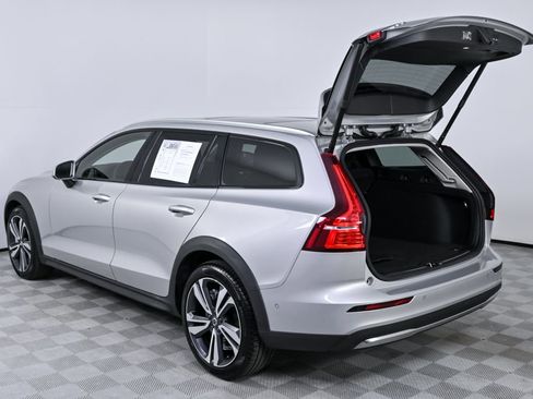 Certified 2025 Volvo V60 B5 Cross Country Plus image 33