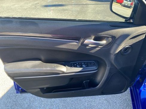 Used 2020 Chrysler 300 Touring w/ Sport Appearance Package image 10