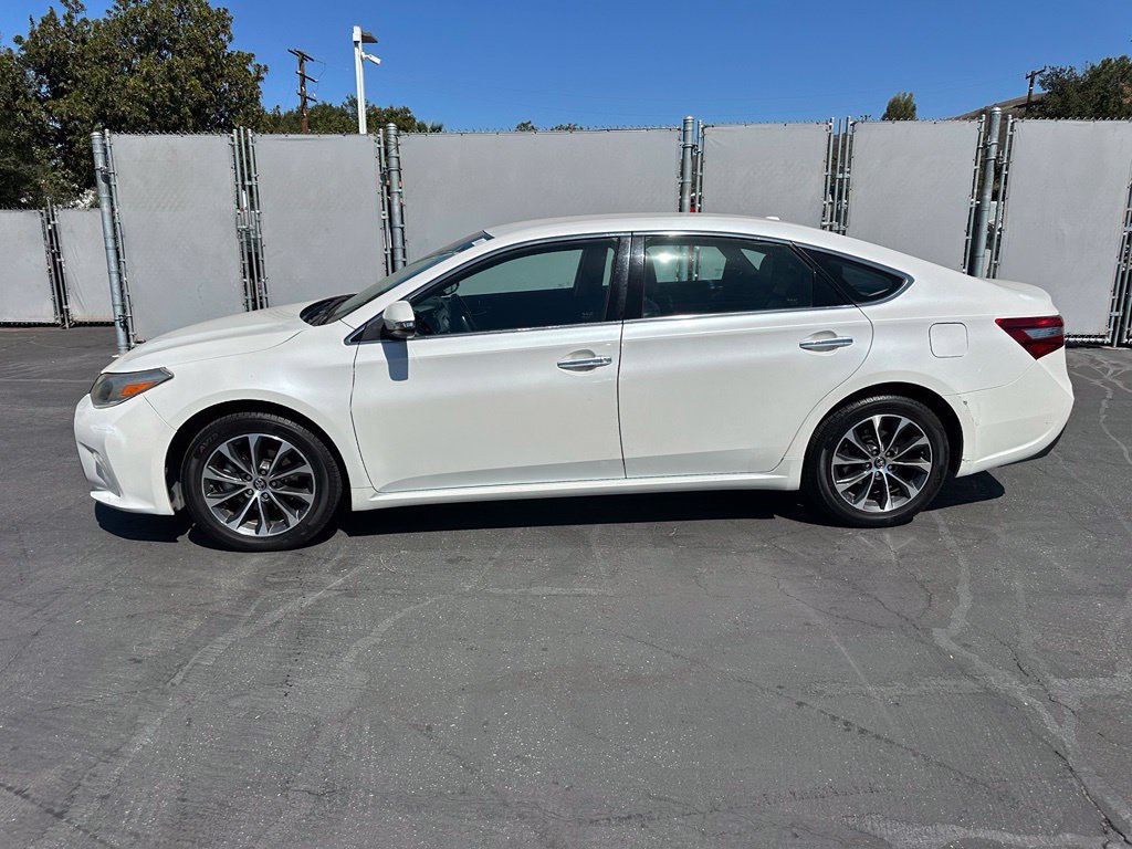 Used 2018 Toyota Avalon XLE w/ Preferred Accessory Package FWD image 2