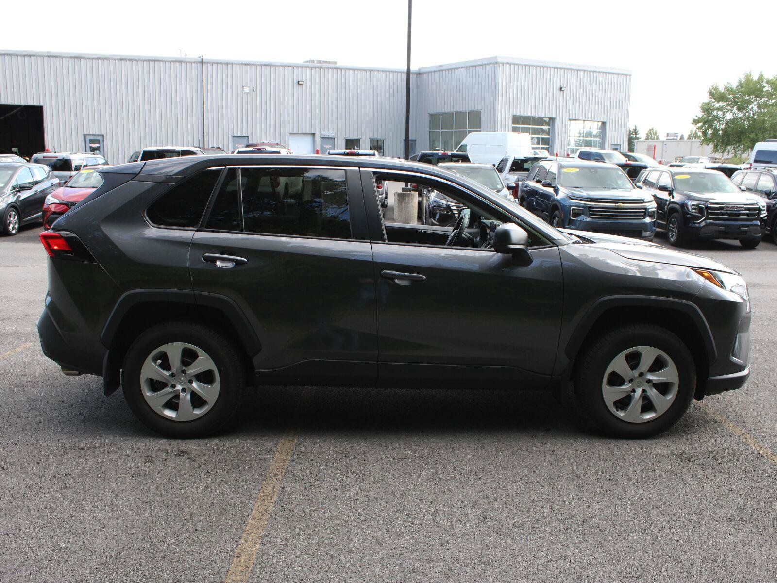 Used 2023 Toyota RAV4 LE AWD/4WD image 4