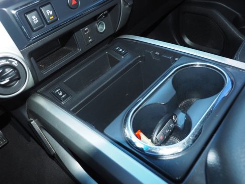 Used 2018 Nissan Titan SV w/ SV Convenience Package image 22