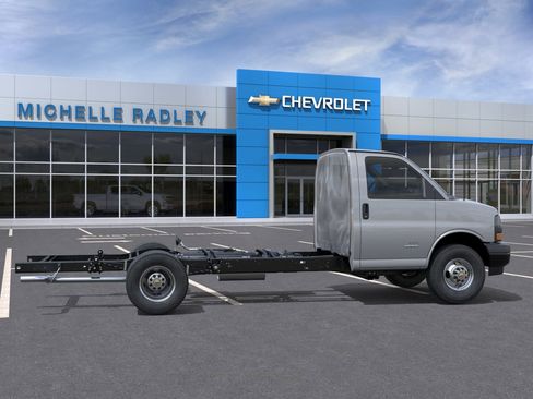 New 2026 Chevrolet Express 4500 RWD image 5