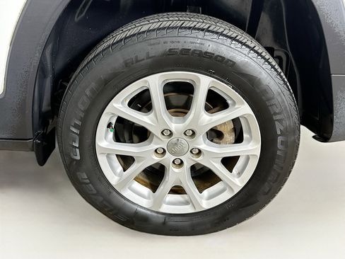 Used 2018 Jeep Cherokee Latitude w/ Cold Weather Group FWD image 11