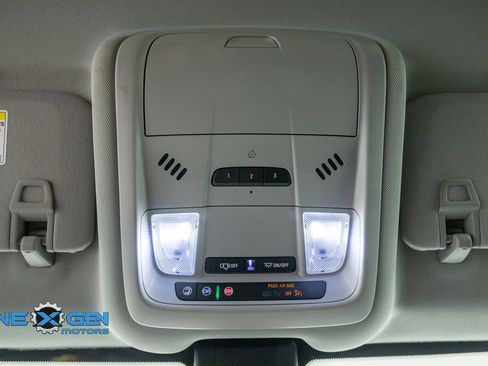 Used 2021 Chevrolet Equinox Premier AWD/4WD image 17