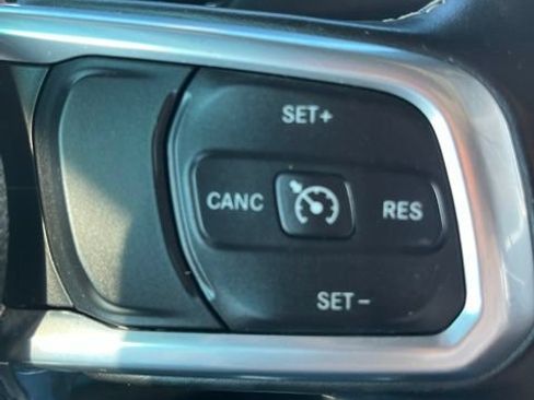 Used 2020 Jeep Gladiator Overland AWD/4WD image 17