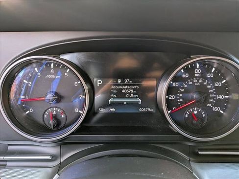 Used 2023 Kia Carnival LX image 10