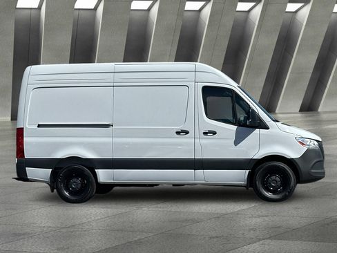 Used 2025 Mercedes-Benz Sprinter 2500 image 3