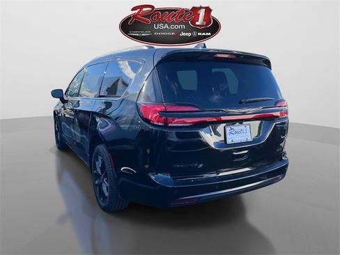 New 2026 Chrysler Pacifica Select image 10