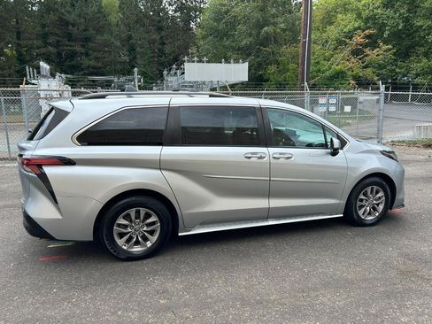 Used 2022 Toyota Sienna XLE w/ XLE Plus Package AWD/4WD image 4