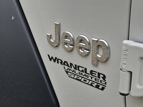 Used 2018 Jeep Wrangler Unlimited Sport image 17
