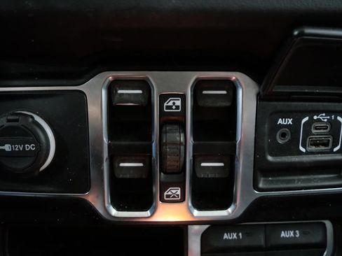 Used 2024 Jeep Wrangler Unlimited Sahara AWD/4WD image 22