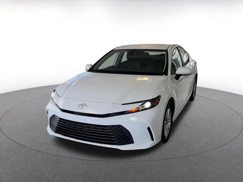 Used 2025 Toyota Camry LE image 5