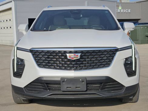 Used 2024 Cadillac XT4 Luxury w/ Cold Weather Package FWD image 2