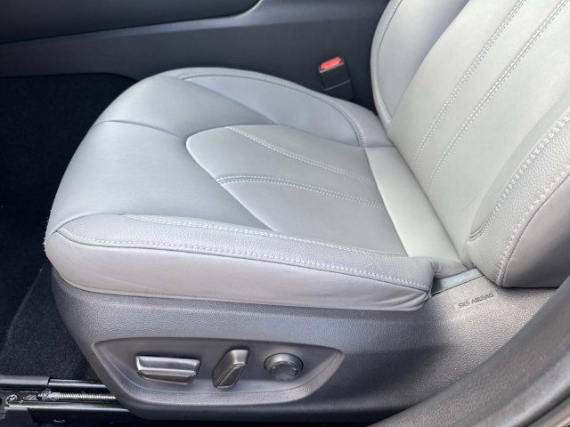 Used 2020 Toyota Avalon XLE FWD image 16