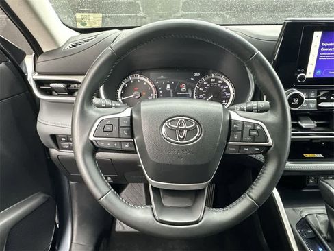 Used 2023 Toyota Highlander XLE image 15