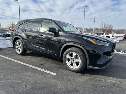 Used 2021 Toyota Highlander LE image 2