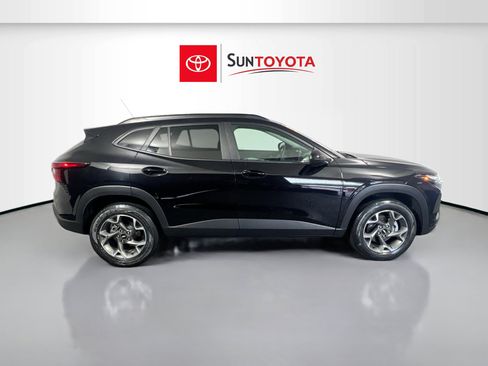 Used 2024 Chevrolet Trax LT FWD image 2