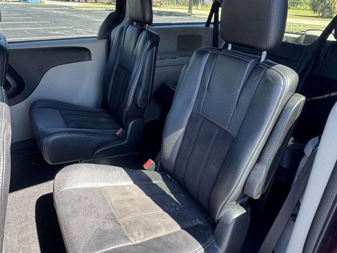 Used 2019 Dodge Grand Caravan SXT image 9