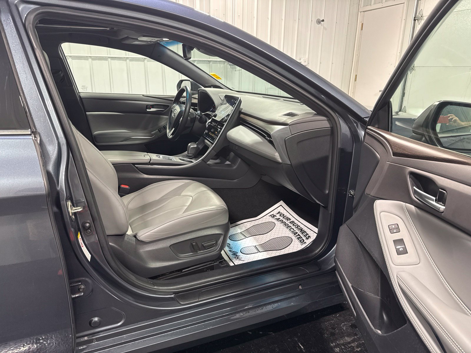 Used 2019 Toyota Avalon XLE w/ Moonroof Package FWD image 12