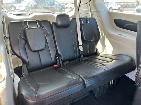 Used 2024 Chrysler Pacifica Limited FWD image 36
