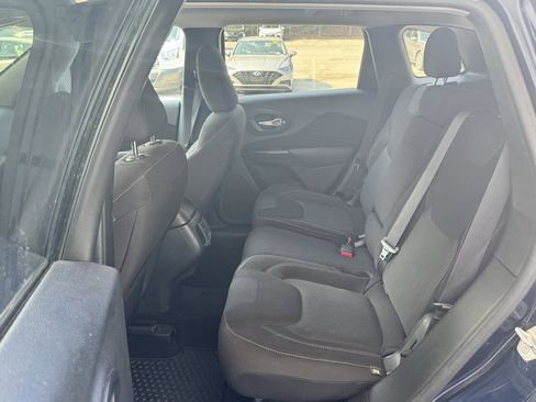 Used 2016 Jeep Cherokee Latitude w/ Cold Weather Group image 5