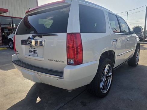 Used 2012 Cadillac Escalade Platinum RWD image 4