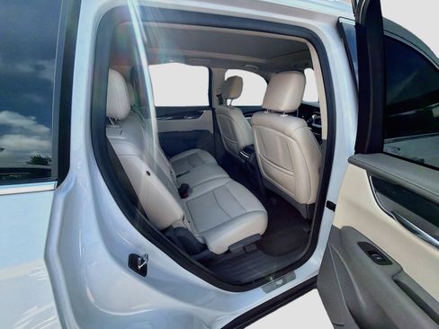 Used 2022 Cadillac XT6 Premium Luxury FWD image 28