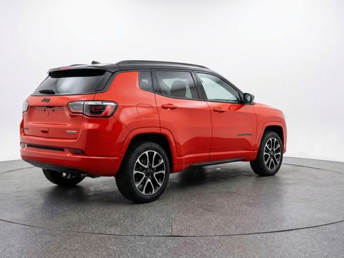 Used 2025 Jeep Compass Trailhawk AWD/4WD image 9