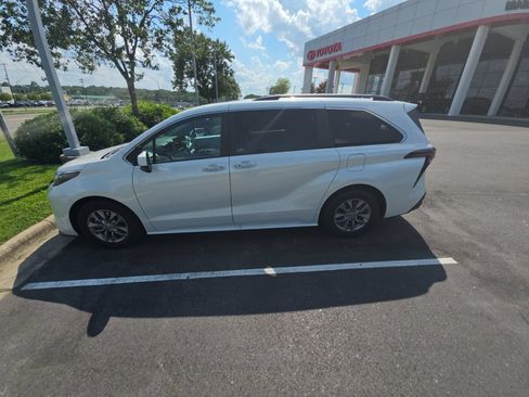 Used 2025 Toyota Sienna XLE FWD image 17