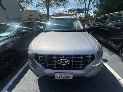 Used 2025 Hyundai Venue SEL FWD image 8