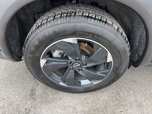 Used 2024 Nissan Rogue SV AWD/4WD image 16