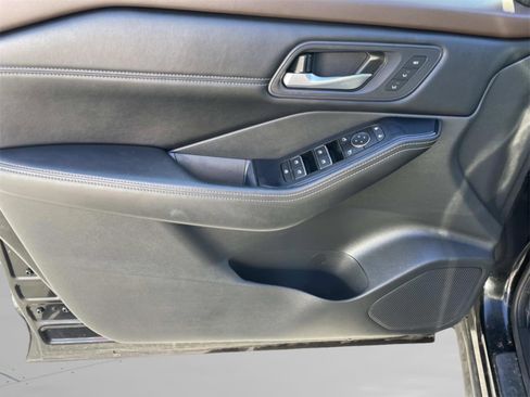 Used 2023 Nissan Rogue SL w/ SL Premium Package image 16