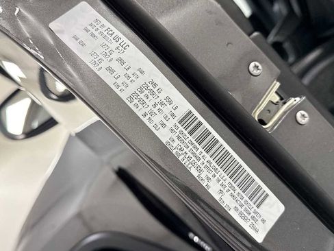 Used 2018 Jeep Cherokee Latitude Plus w/ Comfort/Convenience Group image 11