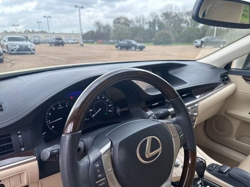 Used 2014 Lexus ES 350 w/ Luxury Package image 16