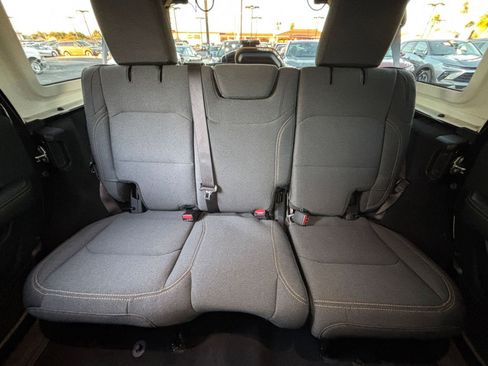 Used 2025 Jeep Wrangler Sahara image 37