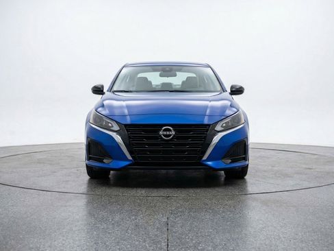 Used 2025 Nissan Altima 2.5 SV FWD image 2