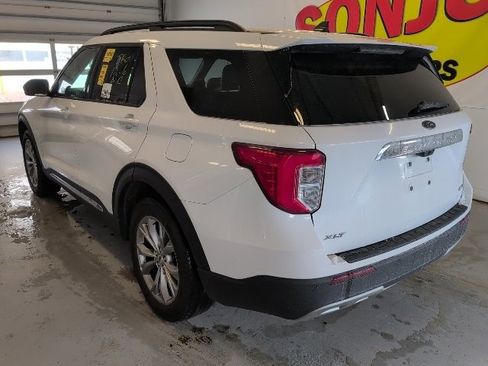 Used 2023 Ford Explorer XLT image 3