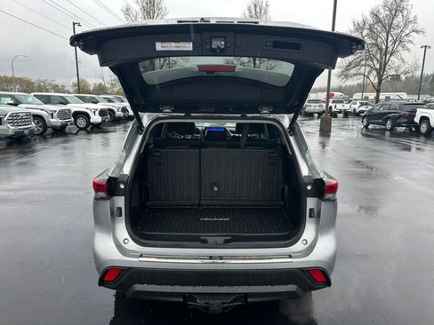 Certified 2023 Toyota Highlander XLE image 12